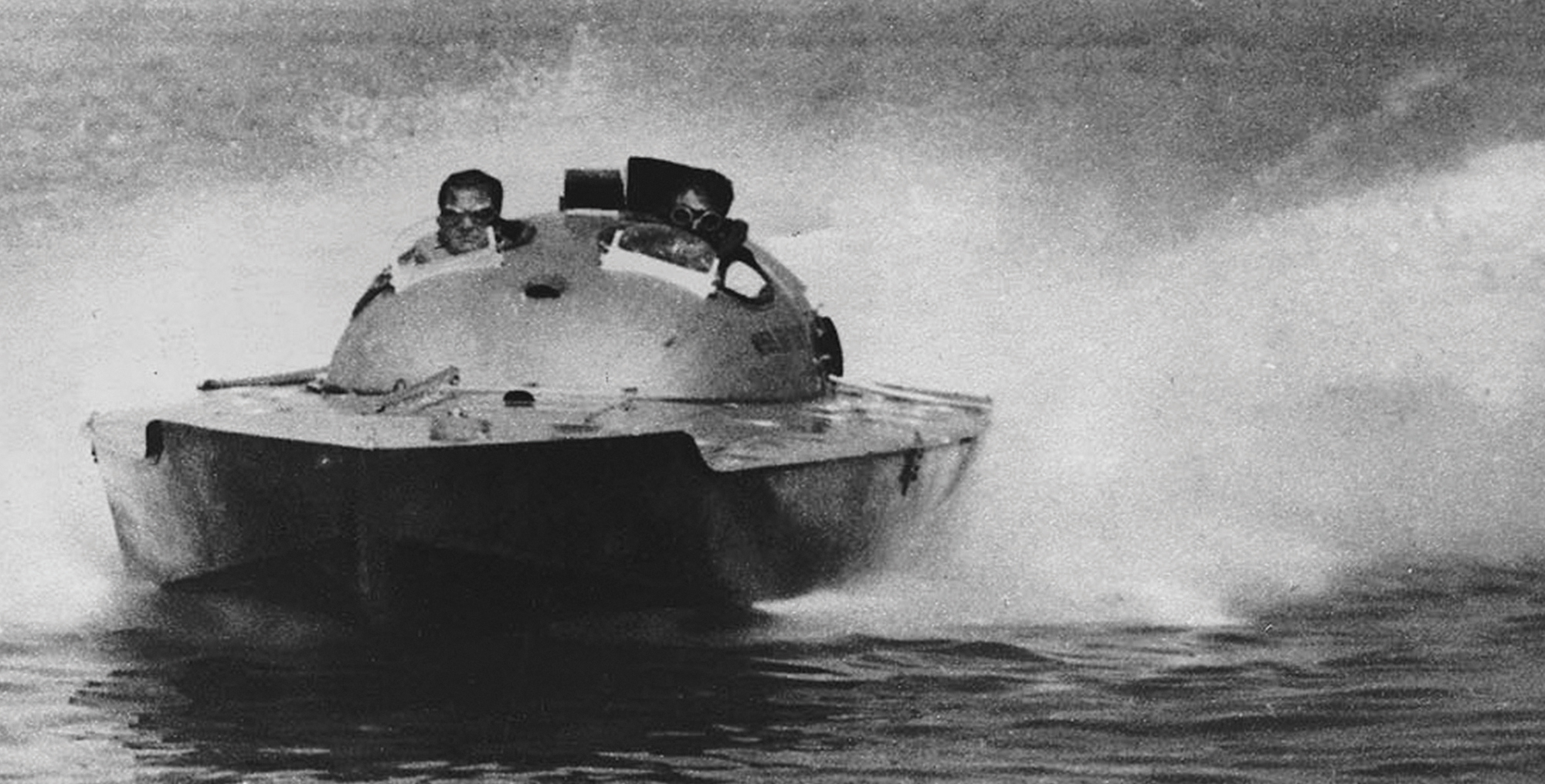 Hydroplane racing with spray from water behind